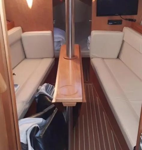 Hotel en barco Velero Viko S30