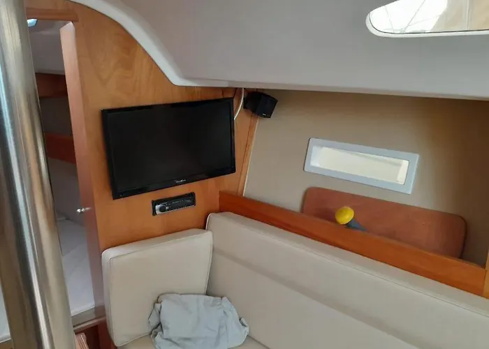 Hotel en barco Velero Viko S30