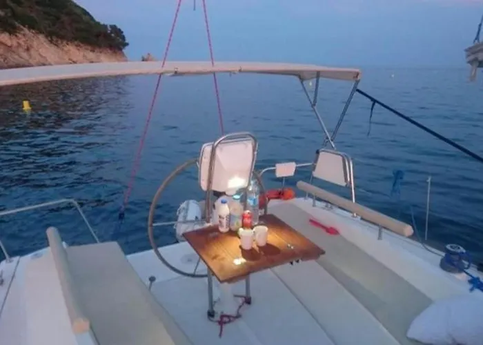 Velero Viko S30 Hotel en barco